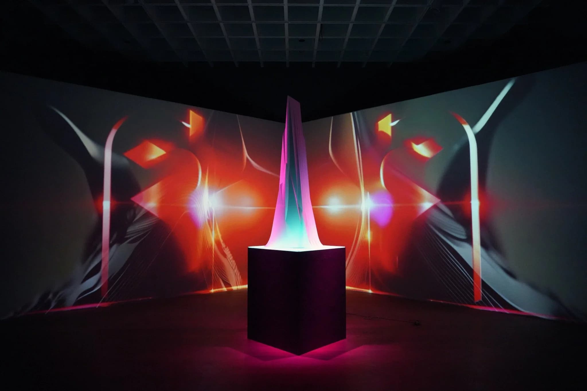 Push Power, a sculpture by Francesco Lo Castro, illuminated by RUNLIGHT